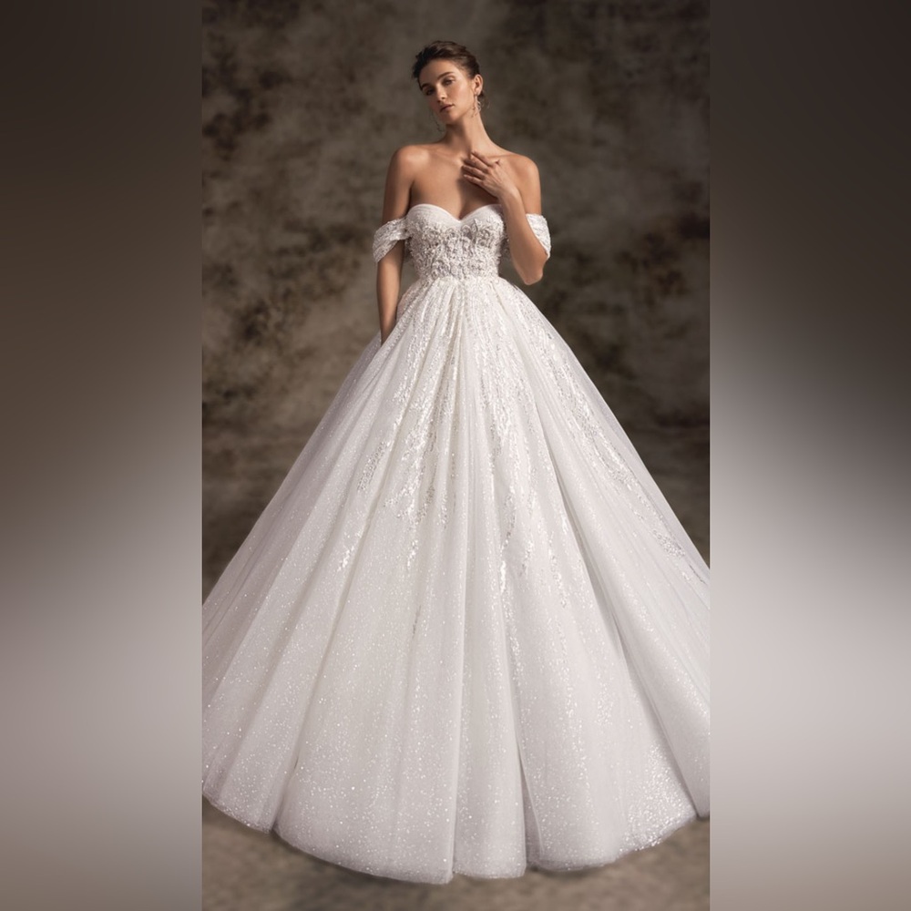Elegant Ivory Strapless Bridal Gown.  Size 12.  P932